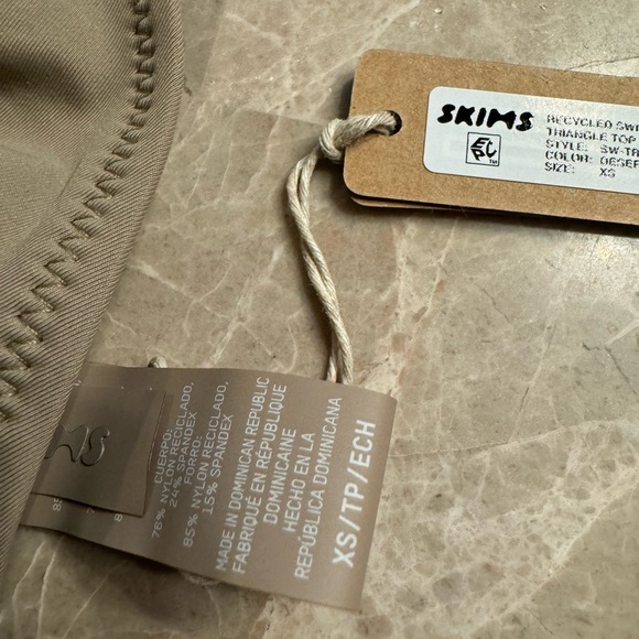 SKIMS SIGNATURE SWIM
TRIANGLE TOP - Picture 5 of 6